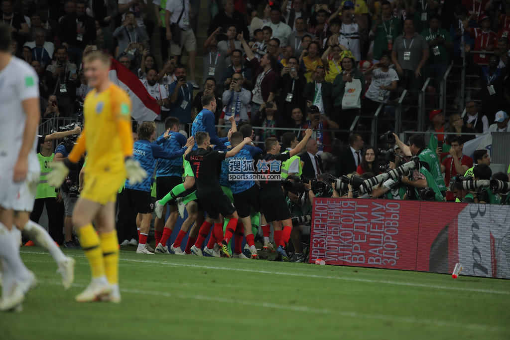  特里皮尔精准任意球绝杀伯恩茅斯  