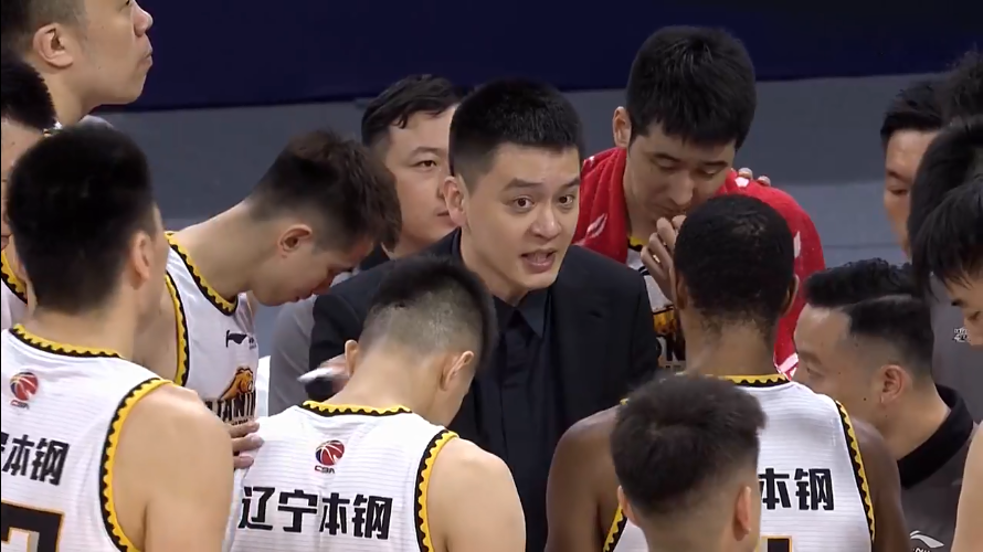  昂热球迷冲突导致比赛暂停半小时  